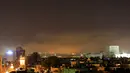 Tembakan rudal pencegat mewarnai langit ketika serangan udara koalisi Barat diarahkan ke ibu kota Damaskus, Suriah, Sabtu (14/4). AS, Inggris, dan Prancis melancarkan serangan yang menargetkan pusat penelitian senjata kimia di Suriah. (AP/Hassan Ammar)