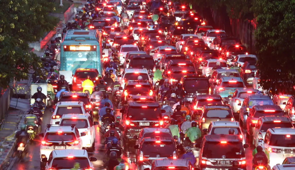 Suasana arus lalu lintas di Jalan TB Simatupang Jakarta Selatan saat sore hari, Rabu (20/8/2025). (KapanLagi.com/Budy Santoso)
