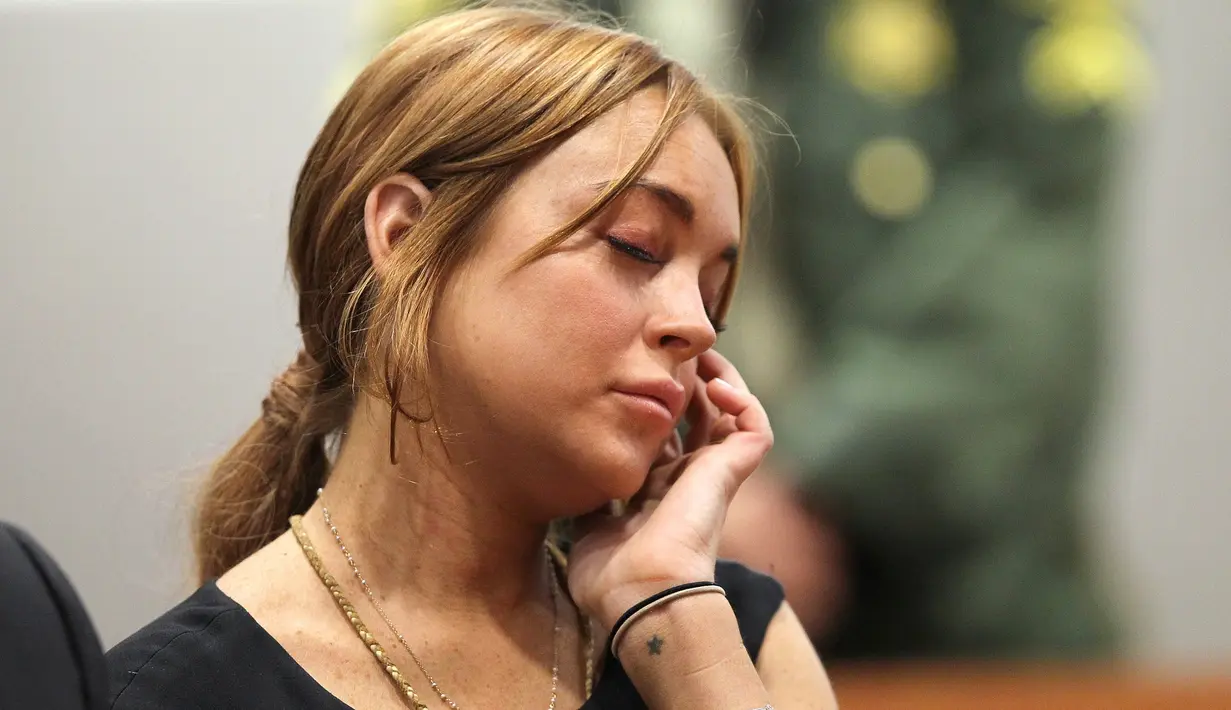 Lindsay Lohan sendiri menghabiskan beberapa waktu tak terlihat dan berpergian untuk kembali menemukan dirinya usai beberapa skandal. (DAVID MCNEW  GETTY IMAGES NORTH AMERICA  AFP)