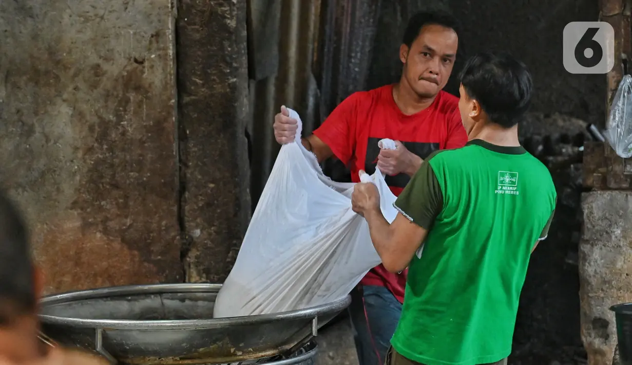 Diketahui bahwa untuk tahun 2025, target penyaluran KUR yang ditetapkan sebesar Rp300 triliun. (Liputan6.com/Angga Yuniar)