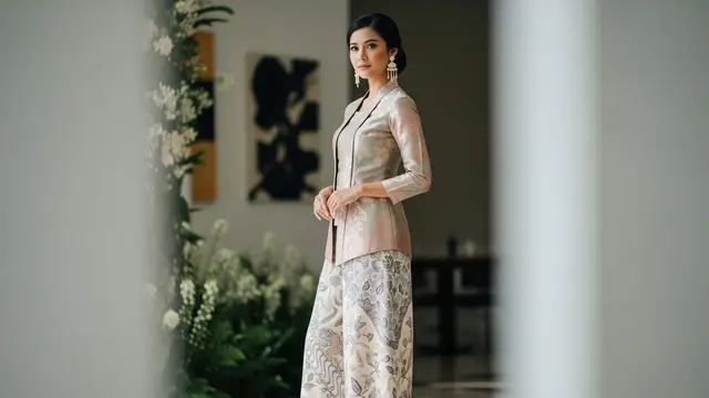 Model Atasan Brokat Peplum Bawahan Batik