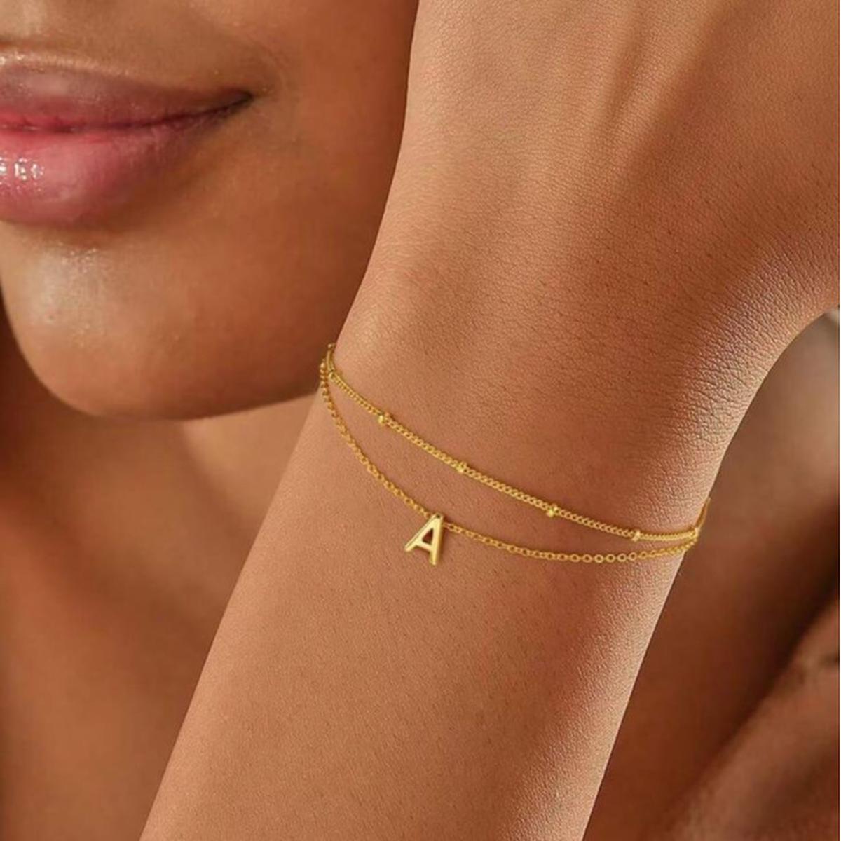Ilustrasi Gelang Tali Emas dengan Liontin Inisial Nama