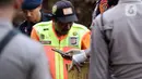 Tim SAR gabungan menemukan barang saat melakukan pencarian korban gempa Cianjur di jalur kawasan Cugenang yang longsor, Kabupaten Cianjur, Jawa Barat, Selasa (22/11/2022). Kawasan Cugenang merupakan daerah paling parah terdampak atas gempa yang mengguncang Cianjur dan sekitarnya. (Liputan6.com/Helmi Fithriansyah)