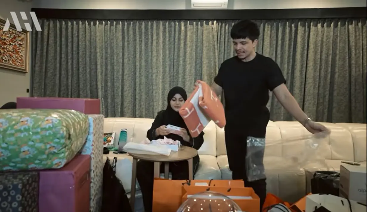 Aurel Hermansyah dan Atta Halilintar buka kado (Youtube/AH)