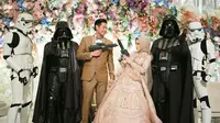 Momen Cut Meyriska dan Roger Danuarta bertemu pemain Star Wars di Jepang. (Sumber: Instagram/@cutratumeyriska)