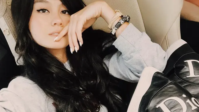[Bintang] Jadi Brand Ambassador Brand Makeup Ternama, Ternyata Agnez Mo Lebih Kece dengan Dandanan Ini