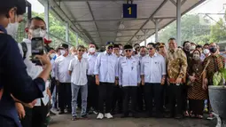 Menteri Perhubungan (Menhub) Budi Karya Sumadi, Menteri Badan Usaha Milik Negara (BUMN) Erick Thohir, serta Komisaris Utama PT KAI Said Aqil Siroj saat peresmian peningkatan aksesibilitas  dan penataan Stasiun Pondok Ranji, Tangerang Selatan, Banten, Kamis (16/6/2022). (Liputan6.com/Johan Tallo)