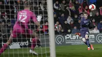 Gelandang Manchester City Cole Palmer mencetak gol keempat timnya ke gawang tim divisi 4 Swindon Town dalam duel putaran ketiga Piala FA 2021/22 di County Ground, Sabtu (8/1/2022) dini hari WIB. Manchester City menang telak 4-1 saat menghadapi Swindon Town. (AP Photo/Kirsty Wigglesworth)