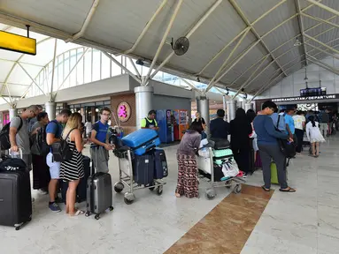 Wisatawan antre memasuki terminal keberangkatan Bandara Lombok Praya di pulau Lombok, NTB, Senin (6/8). BNPB melaporkan Bandara Lombok Praya pada pagi ini menjalani aktivitas seperti biasa setelah gempa dahsyat berkekuatan 7,0 SR. (AFP/Adek BERRY)