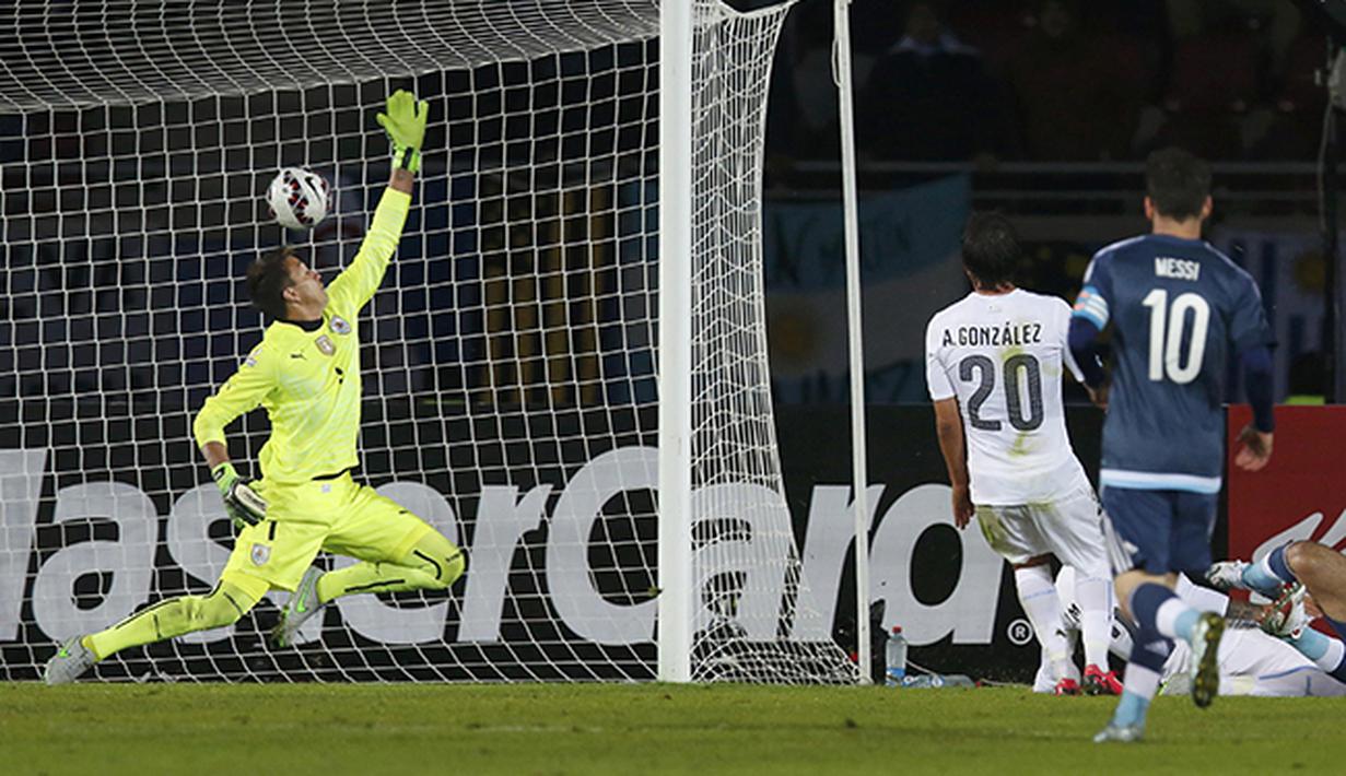 Sergio Aguero berhasil menjebol gawang Uruguay yang dikawal oleh Fernando Muslera. (REUTERS/Henry Romero)