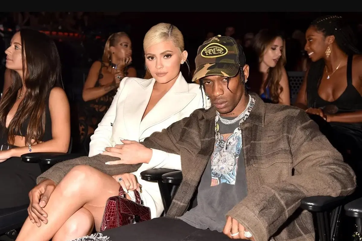 [Bintang] Kylie Jenner - Travis Scott