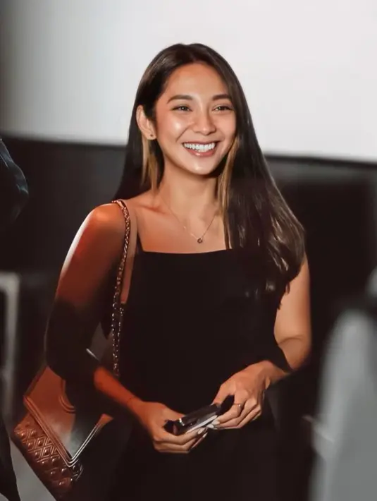 Dinda Kirana tampil cantik dengan rambut yang digerai dan busana serba hitam saat menghadiri premiere film pendek. Senyum manisnya Dinda juga membekas di hati penikmat FTV Indonesia. (Instagram/@dindakirana.s)