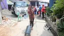 Warga terdampak kekeringan mendapatkan bantuan air bersih yang disalurkan PMI di Rawa Geni, Cipayung, Kota Depok, Rabu, 2 September 2026. (KLY/ Arie Basuki).