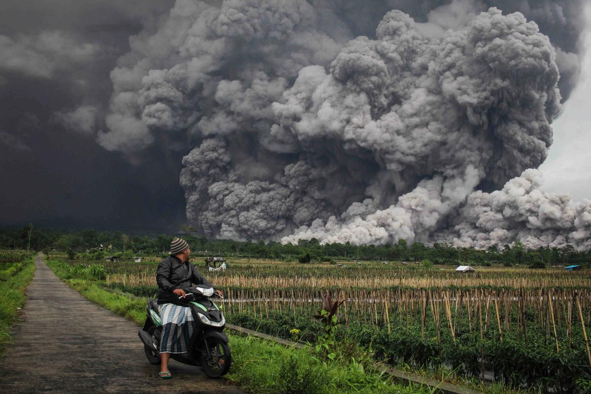 FOTO: Dahsyatnya Aliran Piroklastik Gunung Semeru di Tengah Status Awas