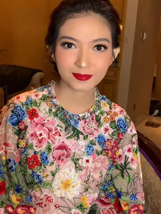 Dalam unggahan yang dibagikan akun Instagram @raffinagita1717, Selvi Ananda terlihat anggun mengenakan floral maxi dress motif yang didominasi warna pink. [@raffinagita1717]