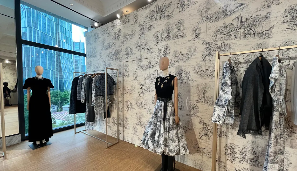 Beragam simbol khas Skotlandia seperti Unicorn dan thistle hadir di sini. Memberikan variasi motif Millefleurs yang belum pernah ada sebelumnya, dan ditransposisikan ke dalam sulaman heraldik, yang mengingatkan pada keahlian teknik yang luar biasa.