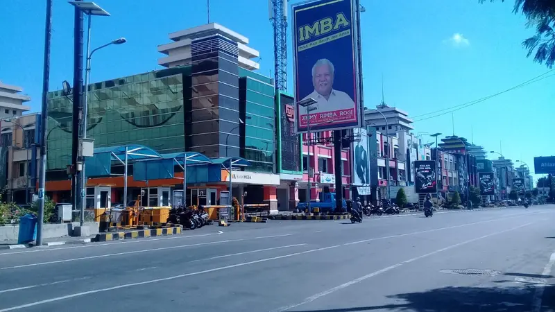 Kawasan pusat perbelanjaan yang terletak di Jalan Pierre Tendean, Boulevard, Manado.