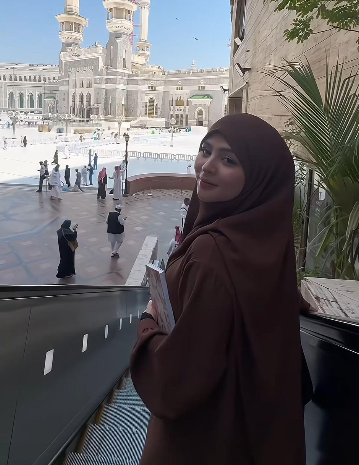 7 Potret Thya Sethya saat Pakai Hijab setelah Tinggalkan MMA, Sempat Tampil Bercadar Ketika Umroh