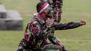 Prajurit Kopassus memperagakan atraksi bela diri saat peringatan HUT ke-67 Kopassus di Markas Kopassus, Cijantung, Jakarta, Rabu (24/4). Acara HUT Kopassus dimeriahkan sejumlah aksi demonstrasi unjuk kekuatan koprs Baret Merah ini, seperti beladiri dan ketangkasan fisik. (Liputan6.com/Faizal Fanani)
