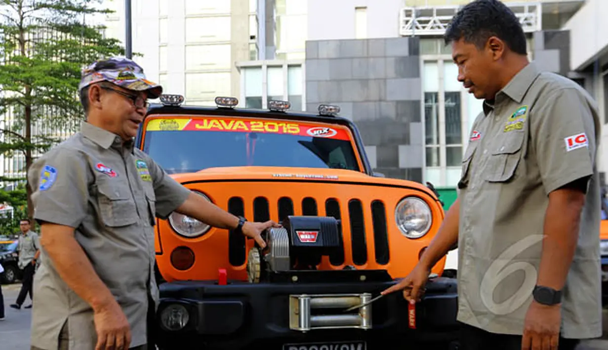 Expedition Leaders Indonesia Off Road Expedition 2015 Syamsir Alan (kiri) berbincang dengan Ketua Panitia Indonesia Off Road Expedition 2015 Sri Hascaryo seusai memberikan keterangan kepada wartawan di Jakarta, Jumat (6/2/2015). (Liputan6.com/Johan Tallo)