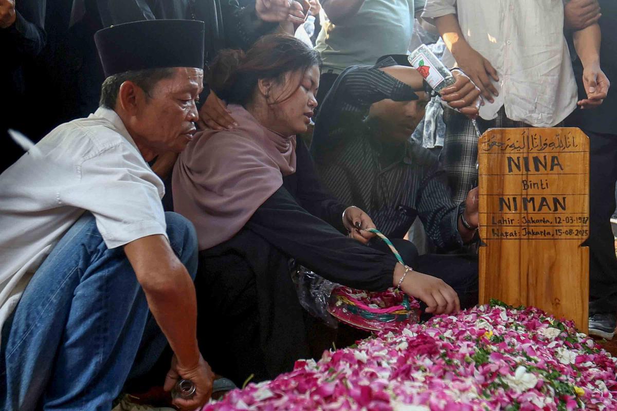 Tangis Haru Iringi Pemakaman Mpok Alpa, Komedian Ceria yang Berjuang Diam-Diam Lawan Kanker