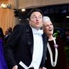 CEO dan chief engineer SpaceX Elon Musk (kiri) bersama ibunya supermodel Maye Musk menghadiri acara Met Gala 2022 di Metropolitan Museum of Art, New York, Amerika Serikat, 2 Mei 2022. Tema Met Gala 2022 adalah "In America: An Anthology of Fashion". (ANGELA WEISS/AFP)