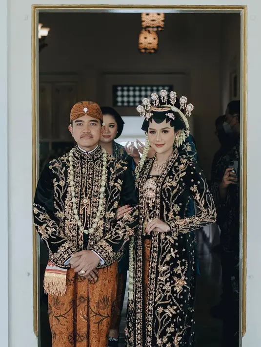 Di momen pernikahannya dengan Kaesang Pangarep, Erina Gudono menjelma menjadi pengantin Jawa dalam balutan kebaya klasik dari bahan velvet dipenuhi dengan payet emas, disempurnakan dengan berbagai aksesorinya yang serasi nan mewah. [Foto: Instagram/erinagudono]