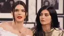 Kendall Jenner dan Kylie Jenner terkenal akur dan hubungan mereka sangat erat. (Youtube)