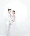 Foto prewedding Glenca Chysara-Rendi John dalam busana pengantin serba putih [@fdphotography90]