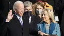 Presiden AS terpilih Joe Biden didampingi istri  Jill Biden saat dilantik oleh Ketua Mahkamah Agung John Roberts di US Capitol di Washington, Rabu (21/1/2021). Biden kini resmi menjabat sebagai Presiden ke-46 Amerika Serikat. (AP Photo/Andrew Harnik)