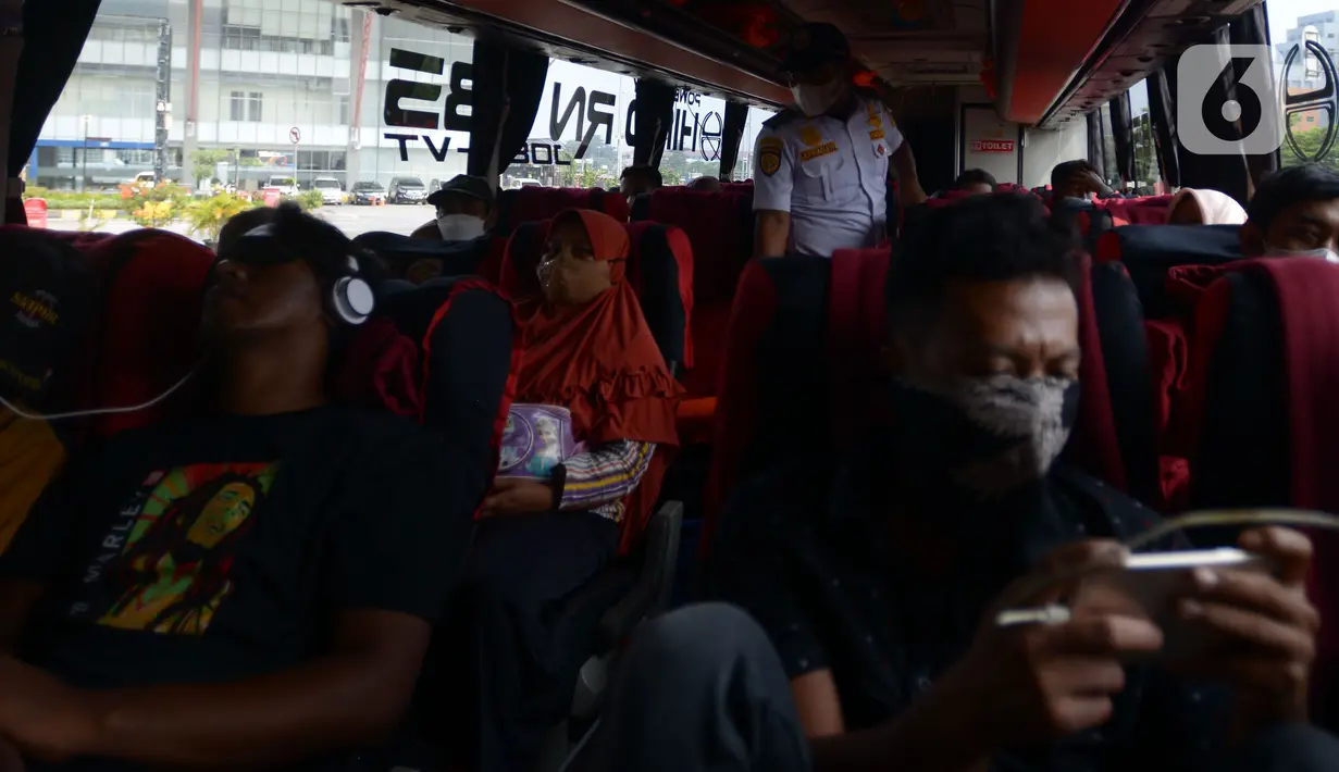 Penumpang arus mudik di Terminal Bus Pulogebang, Jakarta, Selasa (19/4/2022). Dalam dua pekan menjelang Idul Fitri 1443 H, para penumpang antar kota dan antar provinsi (AKAP) masih belum mengalami kenaikan pemudik dalam keberangkatan armada bus data hari ini. (merdeka.com/Imam Buhori)