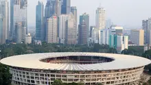 Gedung perkantoran yang menjulang tinggi dan Stadion Utama Gelora Bung Karno, Jakarta, (12/9/2017). Stadion Utama GBK dan kawasan olah raga senayan bersolek menyambut ASIAN Games 2018. (Bola.com/Nicklas Hanoatubun) 