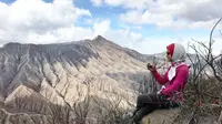 Pendaki di Gunung Widodaren yang dekat dari Bromo. (Dok: IG @ejahshar https://www.instagram.com/p/B8aO67yg16-/?igsh=azdidmFiN2lnNmwy)