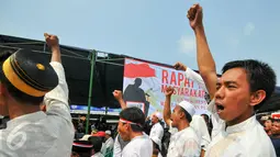 Ribuan warga menggelar Rapat Akbar Masyarakat Jakarta di halaman Masjid Keramat Luar Batang, Jakarta, Rabu (20/4). Rapat akbar tersebut terkait dengan rencana penggusuran yang akan dilakukan Pemprov DKI awal Mei 2016 nanti. (Liputan6.com/Yoppy Renato)
