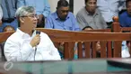Eks Ketua MK Akil Mochtar saat menjalani sidang di Pengadilan Tipikor, Jakarta, Senin (5/10/2015). Akil menjadi saksi persidangan Bupati Empat Lawang Budi Antoni terkait kasus suap sengketa pilkada Kabupaten Empat Lawang. (Liputan6.com/Andrian M Tunay) 