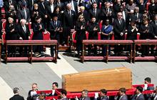 FOTO: Momen Jokowi Hadiri Upacara Pemakaman Paus Fransiskus, Duduk di Barisan Terdepan Sejajar dengan Donald Trump