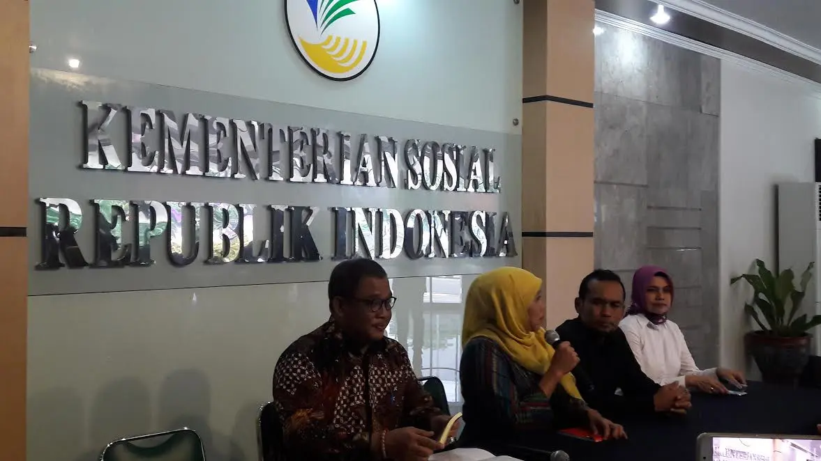 Cak Budi (berkemeja hitam) didampingi Menteri Sosial Khofifah Indar Parawansa di Kantor Kemensos, Jakarta, Kamis (4/5/2017). (Liputan6.com/Devira Prastiwi)