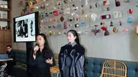 Desainer muda Indonesia, Kelly Valerie menerangkan busana rancangannya yang berhasil menyabet juara 1 ajang Harper's Bazaar Asia NewGen Fashion Award (ANFA) 2019. (dok. Harper's Bazaar/Dinny Mutiah)
