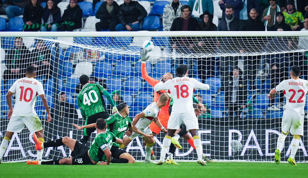 Jay Idzes tampil penuh sepanjang laga Sassuolo vs Genoa. Jay mendapat rating 6,0 dari Sofascore, paling rendah di antara bek-bek Sassuolo lainnya yang menjadi starter. (Massimo Paolone/LaPresse via AP)