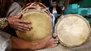 Gledek, nama dari sebuah alat gendang yang biasanya digunakan sebagai pelengkap musik tradisional pada sesi latihan di Sanggar Gong Si Bolong, 9 Januari 2017. (Liputan6.com/Helmi Afandi)