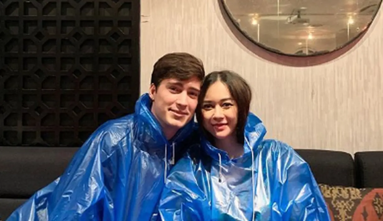 kebahagiaan yang dirasakan oleh Aura Kasih terlihat dari posting video yang baru-baru dia upload di akun Instagram pribadinya. Dimana Aura Kasih sedang menyiapkan makanan untuk berbuka puasa bersama sang suami. (Liputan6.com/IG/aurakasih)