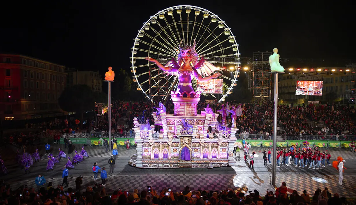 Kendaraan karnaval Raja Hewan diarak saat upacara pembukaan Karnaval Nice di Nice, Prancis, 11 Februari 2022. Tema karnaval edisi ke-149 kali ini adalah Raja Hewan. (AP Photo/Daniel Cole)