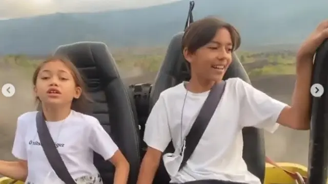 7 Momen Nana Mirdad dan Andrew White Liburan di Gunung Batur, Mendaki Bareng Anak