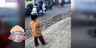 Para Bocah yang Berburu Klakson Telolet di Pinggir Jalan Ini Jadi Viral