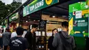 Pengunjung  mengamati produk kerajinan UKM dalam acara MakerFest 2018 di Gelora Bung Karno, Senayan, Jakarta, Minggu (16/12). Sebanyak 102 UMKM berpartisipasi dalam Gerakan Bangga Kreasi Lokal di Makerfest Indonesia. (Liputan6.com/Faizal Fanani)