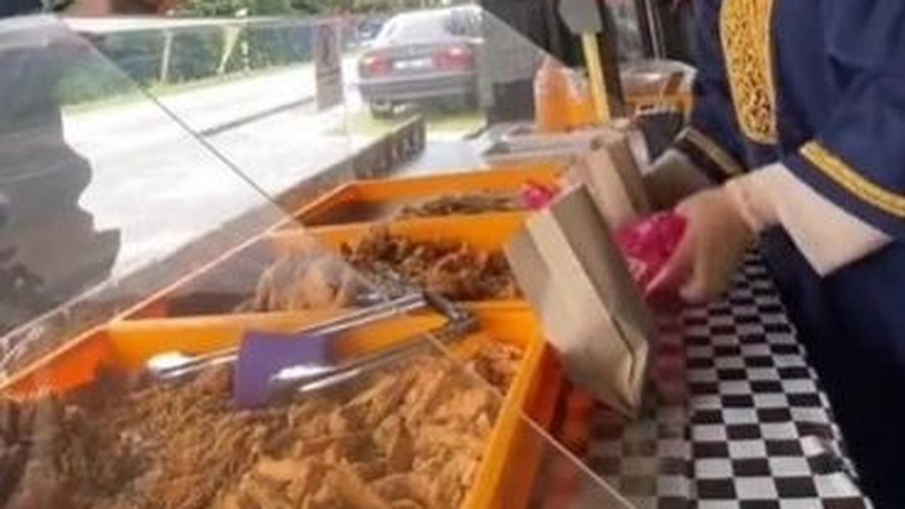 Viral Momen Wanita Lulusan Sarjana Dagang Pisang Goreng Pakai Toga, Alasan di Baliknya Bikin Haru