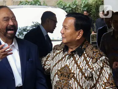 Presiden terpilih, Prabowo Subianto (kanan) bersama Ketua Umum Partai Nasional Demokrat (Nasdem), Surya Paloh usai pertemuan di jalan Kertanegara, Jakarta, Kamis (25/4/2024). (Liputan6.com/Herman Zakharia)