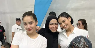 Nagita Slavina dan Caca Tengker tampil memukau dengan outfut sederhana bernuansa pink putih, Gaya rambut yang ditata dengan kepangan berhasil hadirkan gaya menggemaskan.