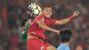 Aksi pemain Persija Jakarta, Rezaldi Hehanusa berusaha menghalau bola dari tangan kiper JDT pada laga Piala AFC 2018 di Stadion Utama Gelora Bung Karno, Jakarta, Selasa (10/4/2018). Persija Jakarta menang 4-0.  (Bola.com/Nick Hanoatubun)