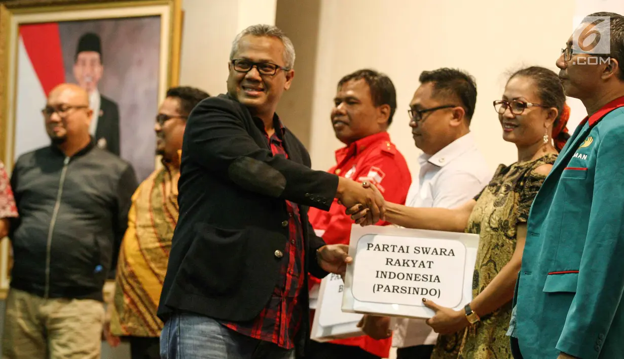 Ketua KPU Arief Budiman memberikan Hasil Penelitian Administrasi Perbaikan kepada Partai Politik (Putusan Bawaslu) yang tidak lolos di Gedung KPU Pusat, Jakarta, Minggu (24/12). (Liputan6.com/Faizal Fanani)